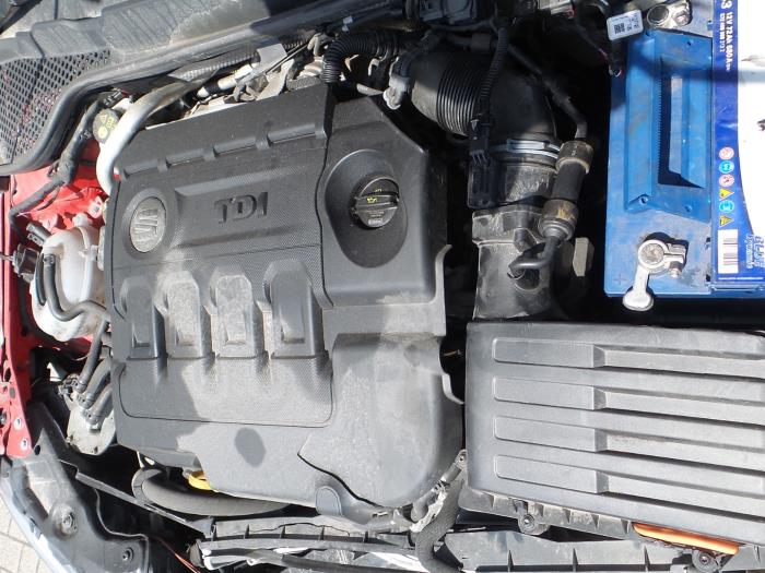 Seat Leon 1.6 TDI Ecomotive 16V Vehículo de desguace (2015, Unicolor, Rojo)