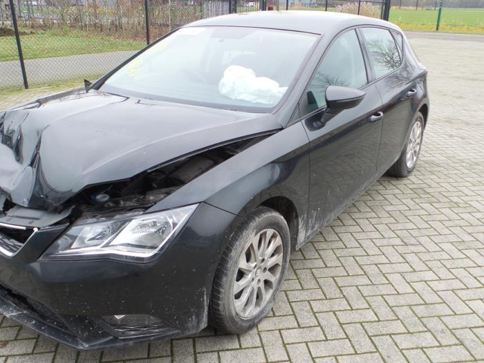 Seat Leon 1.6 TDI Ecomotive 16V Salvage vehicle (2015, Metallic, Black)