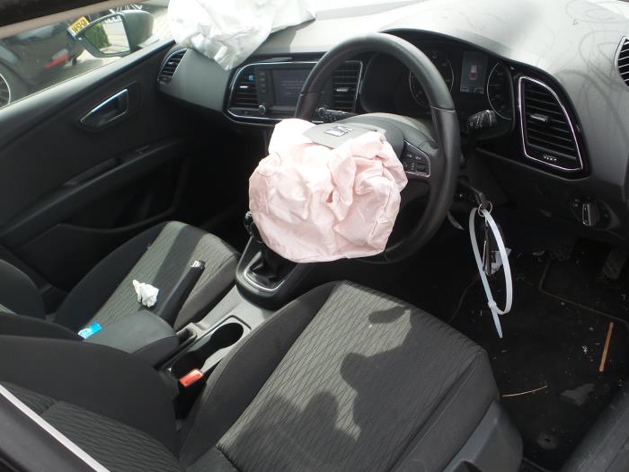 Seat Leon ST 1.6 TDI Ecomotive 16V Samochód złomowany (2015, Antracytowy)