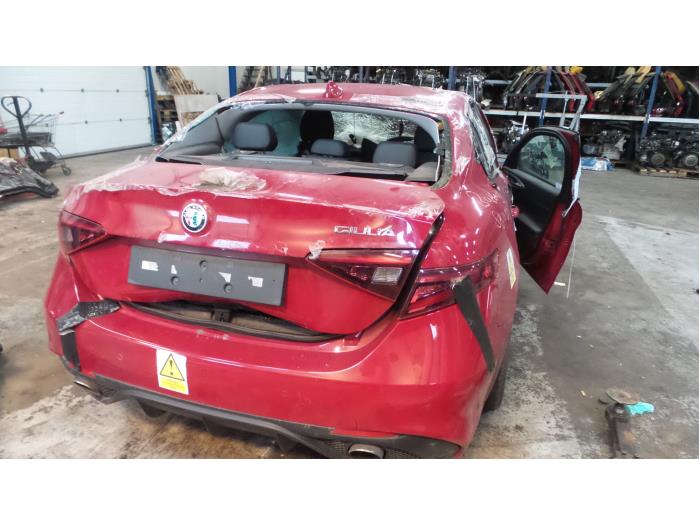 Alfa Romeo Giulia 2.0 T 16V Veloce Samochód złomowany (2018, Unikolor, Czerwony)