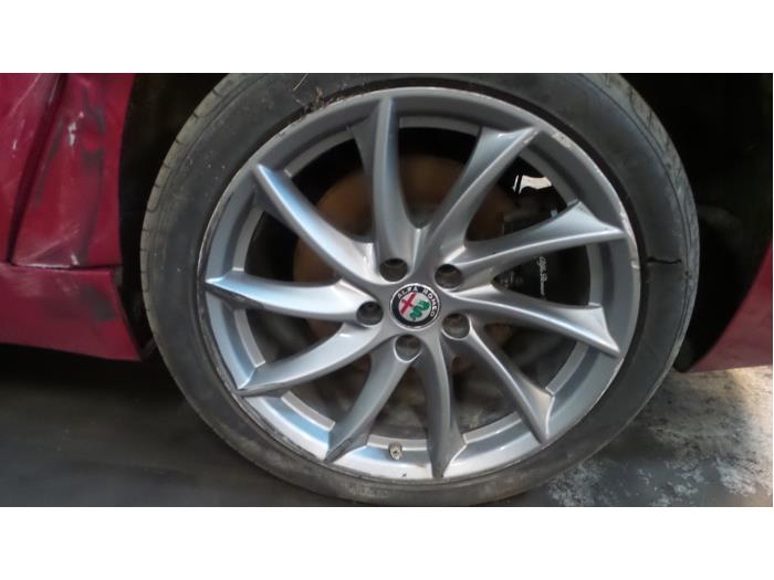 Alfa Romeo Giulia 2.0 T 16V Veloce Samochód złomowany (2018, Unikolor, Czerwony)