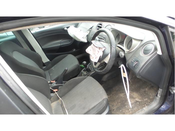 Seat Ibiza ST 1.6 TDI 105 Épave (2012, Métallisé, Bleu)