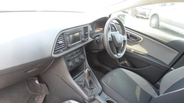 Seat Leon 1.6 TDI Ecomotive 16V Vehículo de desguace (2015, Antracita)