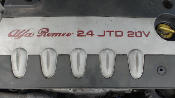 Alfa Romeo 166 2.4 JTD 20V Samochód złomowany (2005, Srebrny)
