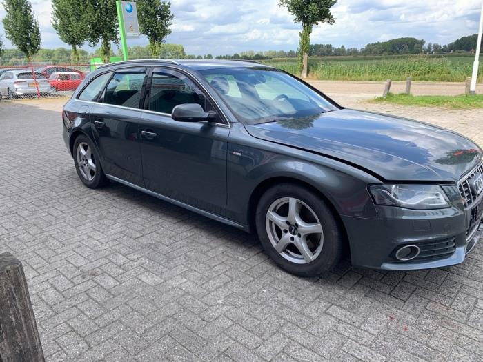 Audi A4 Avant 2.0 TFSI 16V Skadat fordon (2010, GRIJS)
