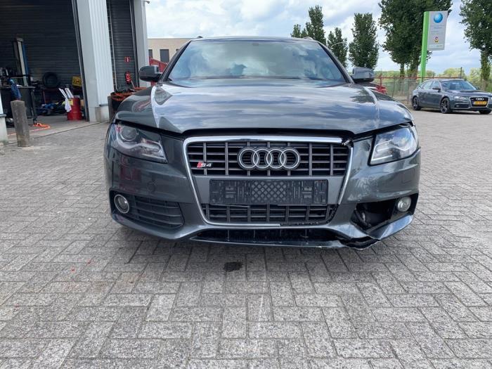 Audi A4 Avant 2.0 TFSI 16V Skadat fordon (2010, GRIJS)