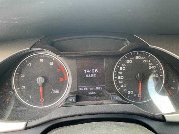Audi A4 Avant 2.0 TFSI 16V Skadat fordon (2010, GRIJS)