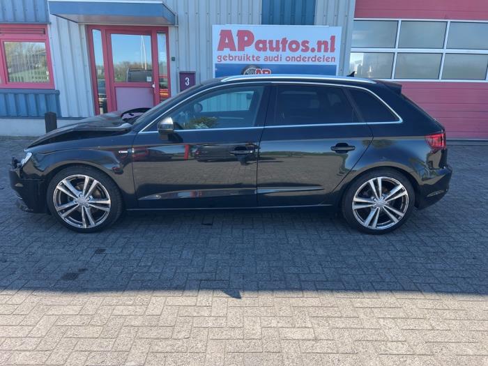 Audi A3 Sportback 1.6 TDI 16V Épave (2013, Noir)