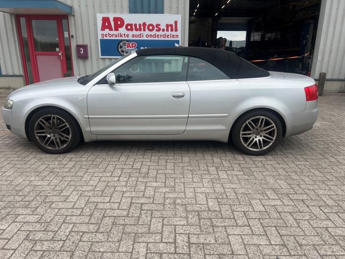 Audi A4 Cabriolet 3.0 V6 30V Coche dañado (2004, Gris)