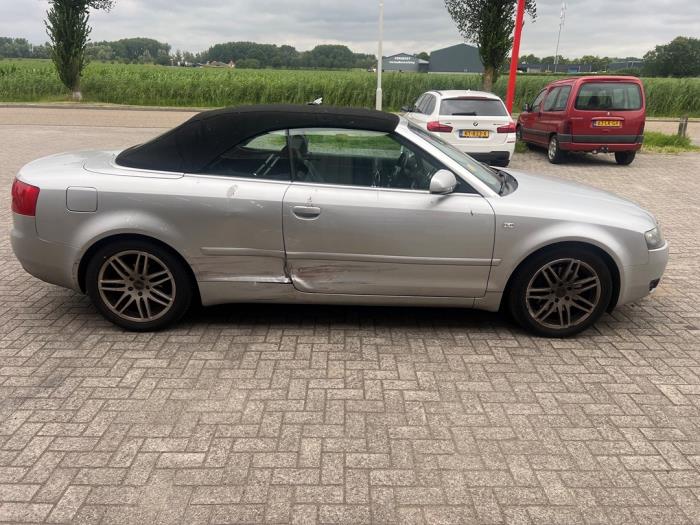 Audi A4 Cabriolet 3.0 V6 30V Coche dañado (2004, Gris)