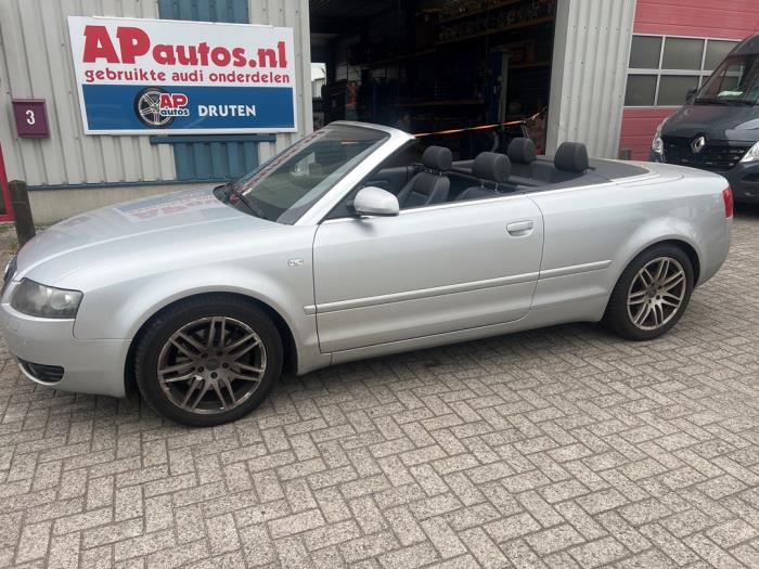 Audi A4 Cabriolet 3.0 V6 30V Coche dañado (2004, Gris)