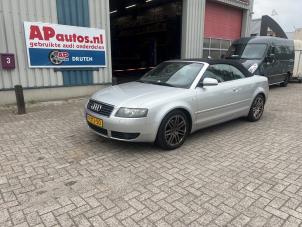 Audi A4 Cabriolet 3.0 V6 30V Coche dañado (2004, Gris)