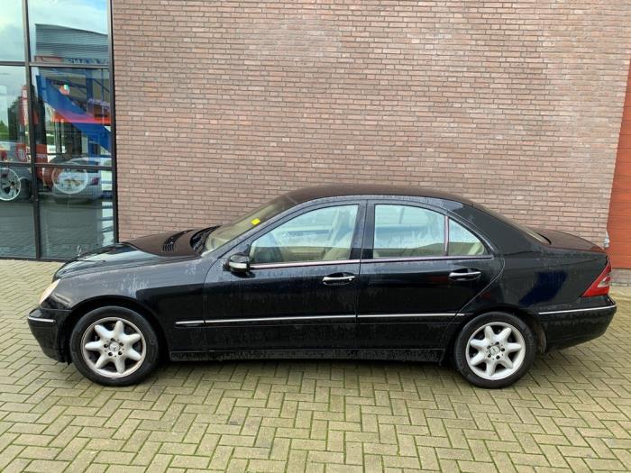Mercedes C 2.7 C-270 CDI 20V Vehículo de desguace (2004, Metálico, Negro)