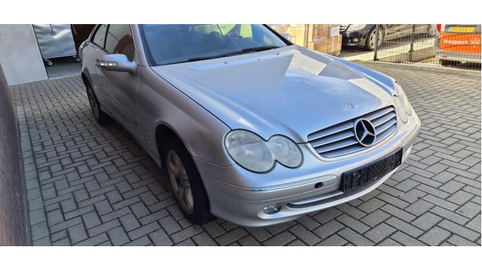 Mercedes CLK 2.6 240 V6 18V Vehículo de desguace (2002, Metálico, Gris plateado)