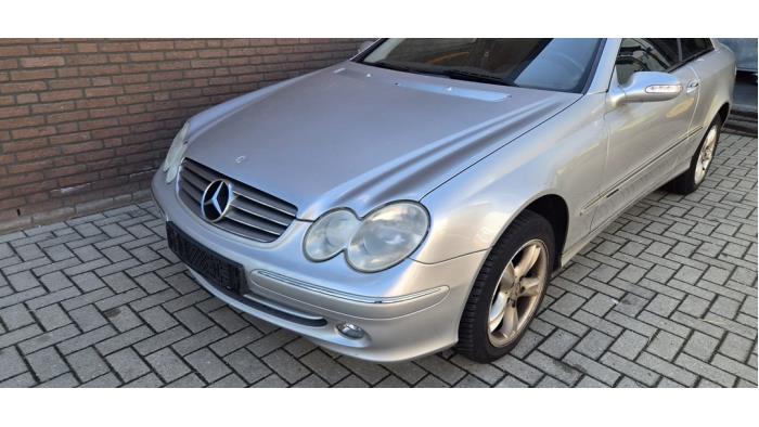 Mercedes CLK 2.6 240 V6 18V Vehículo de desguace (2002, Metálico, Gris plateado)