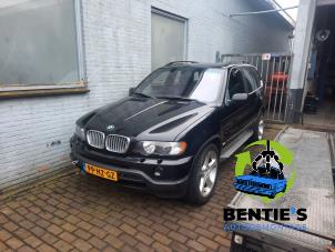 BMW X5 4.4 V8 32V Épave (2002, Noir, Bleu saphir, Noir saphir)