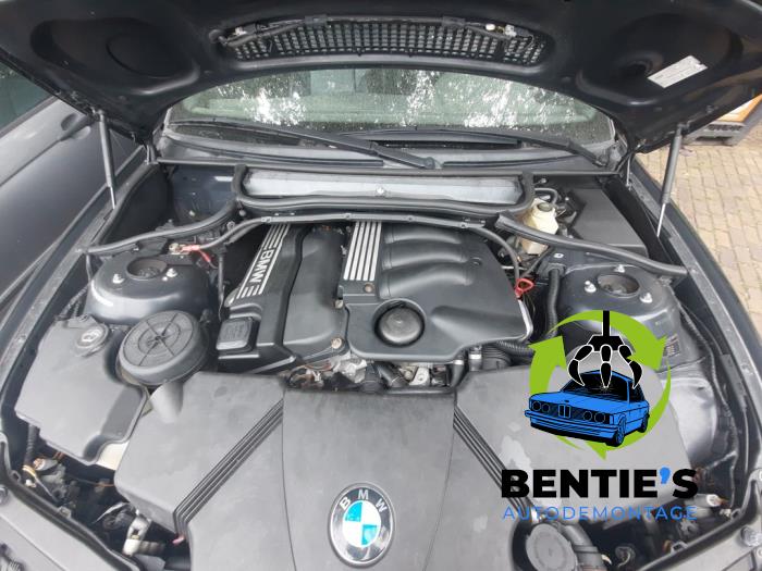 BMW 3 serie 318 Ci 16V Épave (2002, Noir, Bleu saphir, Noir saphir)