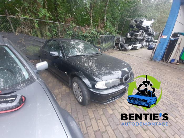 BMW 3 serie 318 Ci 16V Épave (2002, Noir, Bleu saphir, Noir saphir)