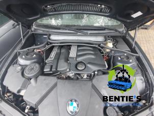 BMW 3 serie 318 Ci 16V Épave (2002, Noir, Bleu saphir, Noir saphir)