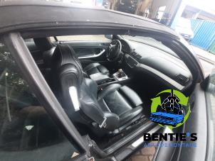 BMW 3 serie 318 Ci 16V Épave (2002, Noir, Bleu saphir, Noir saphir)