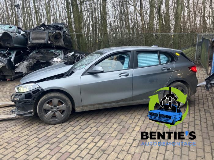 BMW 1 serie 118d 2.0 16V Schrottauto (2024, Grau)