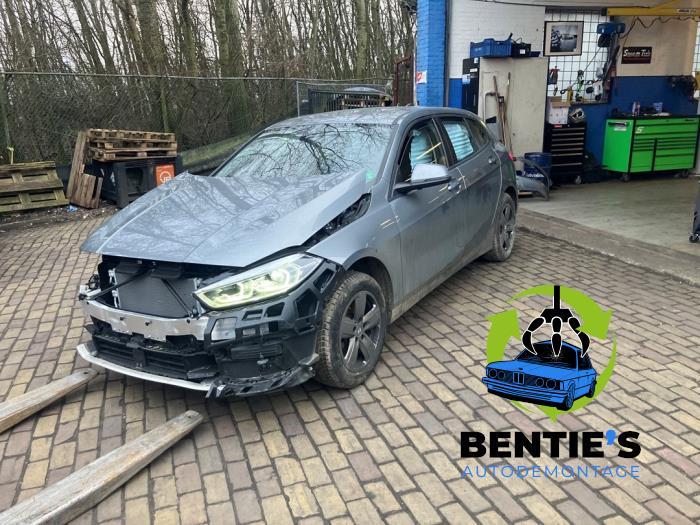 BMW 1 serie 118d 2.0 16V Schrottauto (2024, Grau)