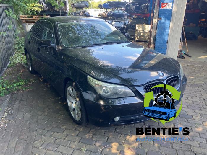 BMW 5 serie 520i 24V Vehículo de desguace (2004, Negro)