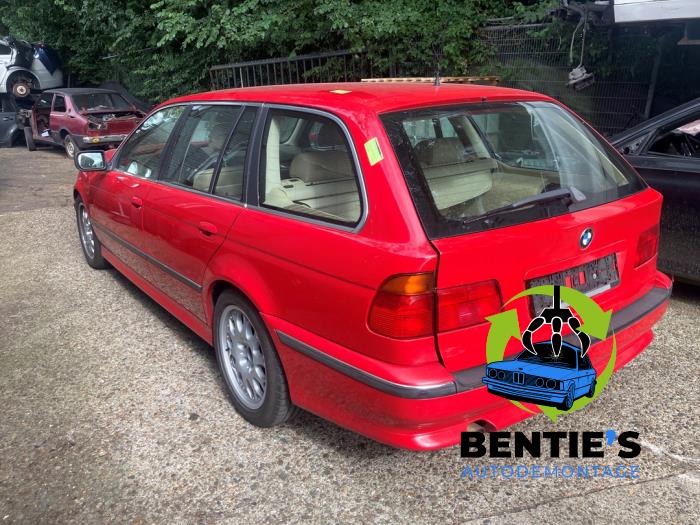 BMW 5 serie Touring 540i 32V Vehículo de desguace (2000, Rojo)