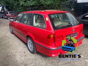 BMW 5 serie Touring 540i 32V Vehículo de desguace (2000, Rojo)