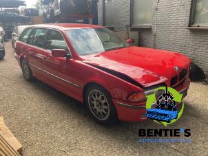 BMW 5 serie Touring 540i 32V Vehículo de desguace (2000, Rojo)