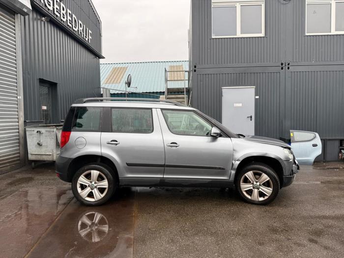 Skoda Yeti 1.2 TSI 16V Schrottauto (2011, Dunkel, Silbergrau)