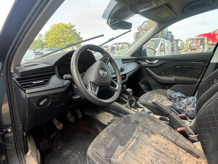 Skoda Kamiq 1.0 TSI 12V Schrottauto (2020, Dunkel, Silbergrau, Mausgrau)