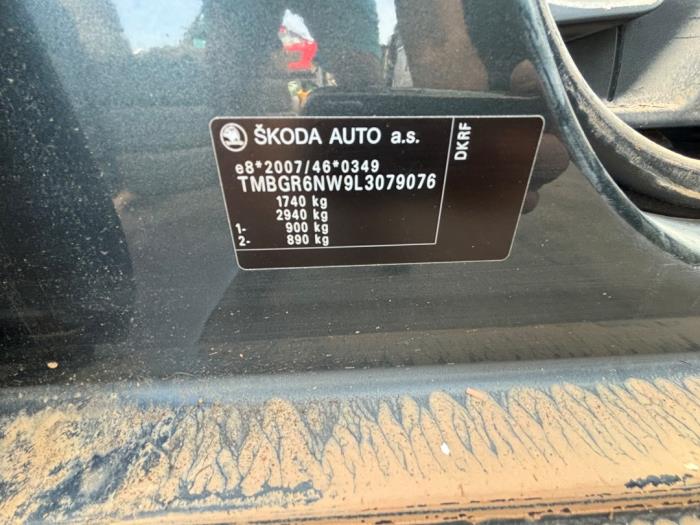 Skoda Kamiq 1.0 TSI 12V Schrottauto (2020, Dunkel, Silbergrau, Mausgrau)