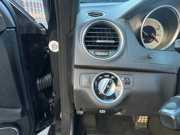 Mercedes C 1.8 C-180 CGI 16V Épave (2011, Noir)