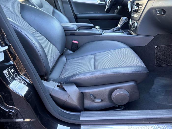 Mercedes C 1.8 C-180 CGI 16V Épave (2011, Noir)
