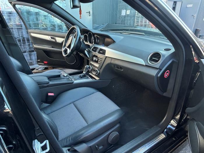 Mercedes C 1.8 C-180 CGI 16V Épave (2011, Noir)