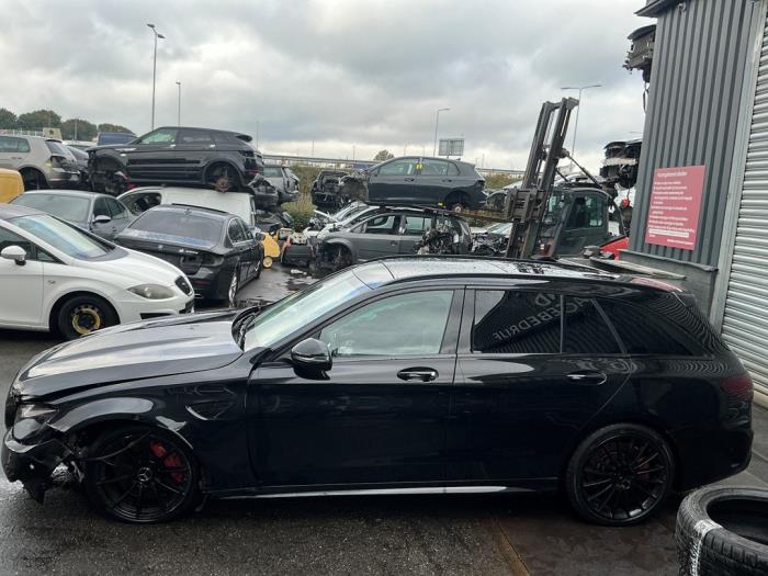 Mercedes C Estate AMG C-63 AMG 4.0 V8 Biturbo Skadat fordon (2017, ZWART METALLIC ZWART)