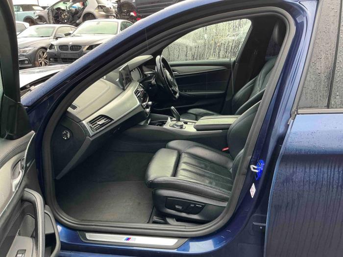 BMW 5 serie 530d 3.0 TwinPower Turbo 24V Skrotfordon (2018, BLAUW DONKER BLAUW)