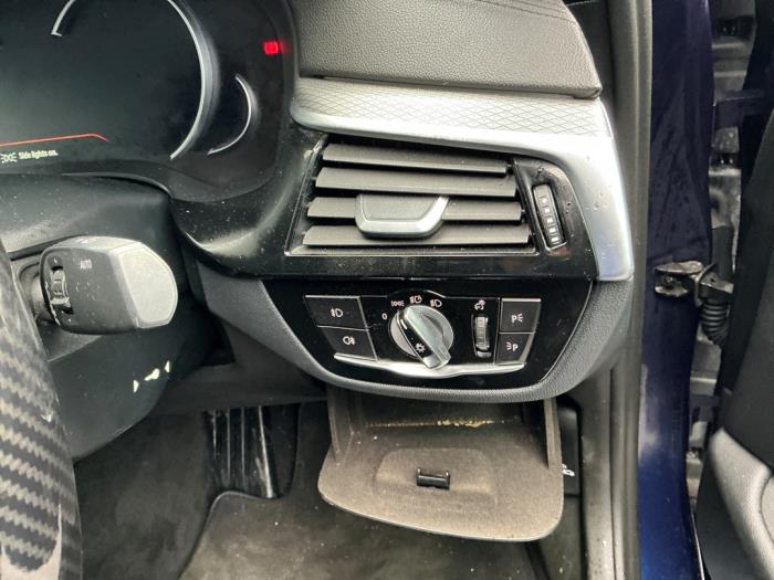 BMW 5 serie 530d 3.0 TwinPower Turbo 24V Skrotfordon (2018, BLAUW DONKER BLAUW)