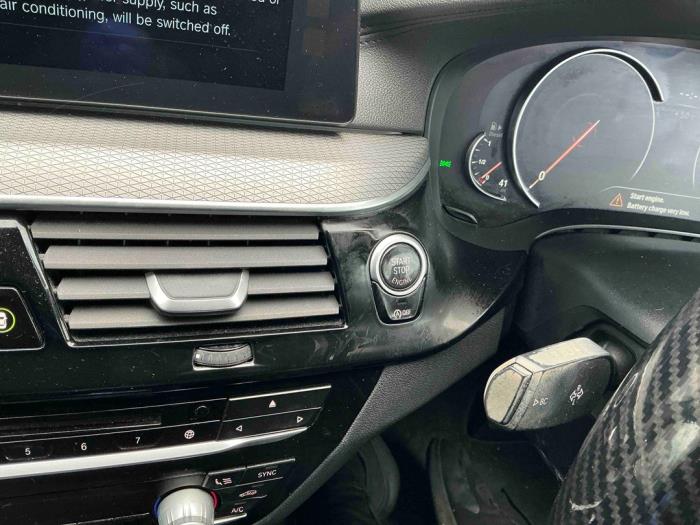 BMW 5 serie 530d 3.0 TwinPower Turbo 24V Skrotfordon (2018, BLAUW DONKER BLAUW)