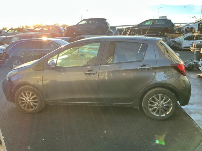 Toyota Yaris III 1.33 16V Dual VVT-I Épave (2016, Gris, Gris souris)