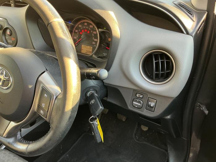 Toyota Yaris III 1.33 16V Dual VVT-I Épave (2016, Gris, Gris souris)