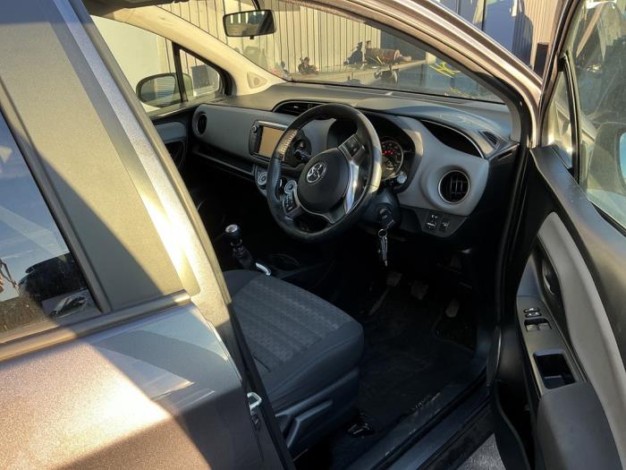Toyota Yaris III 1.33 16V Dual VVT-I Épave (2016, Gris, Gris souris)