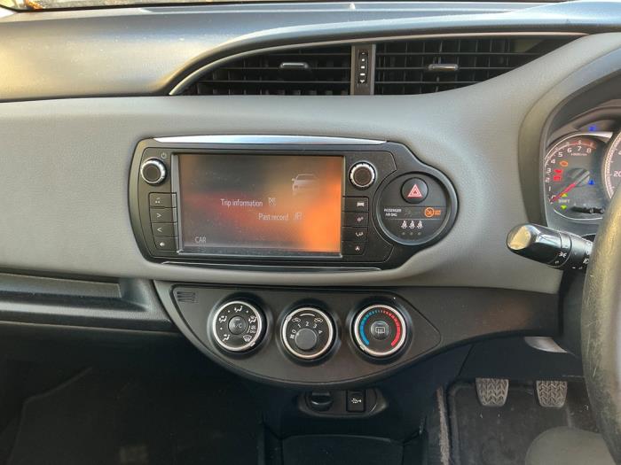 Toyota Yaris III 1.33 16V Dual VVT-I Épave (2016, Gris, Gris souris)