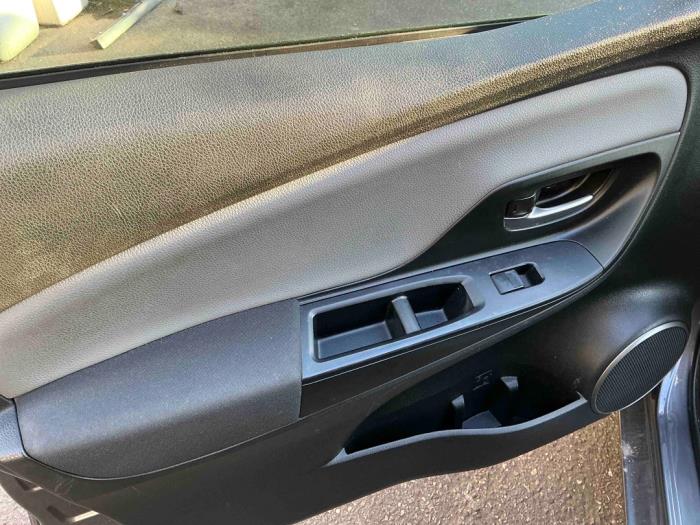 Toyota Yaris III 1.33 16V Dual VVT-I Épave (2016, Gris, Gris souris)