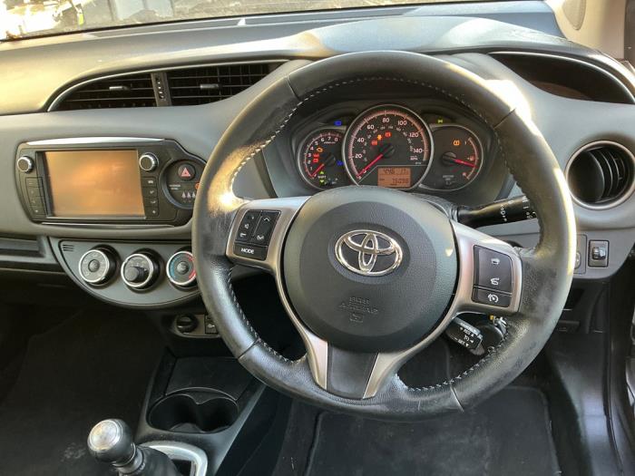 Toyota Yaris III 1.33 16V Dual VVT-I Épave (2016, Gris, Gris souris)