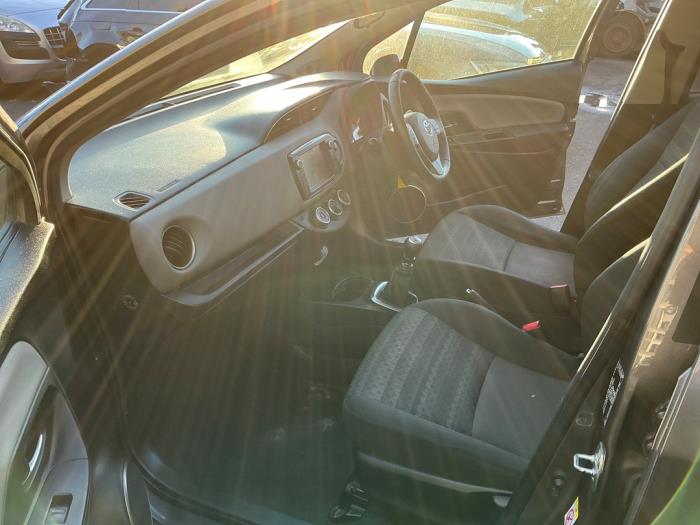 Toyota Yaris III 1.33 16V Dual VVT-I Épave (2016, Gris, Gris souris)