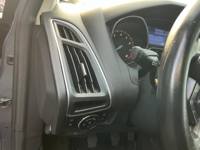 Ford Focus 3 1.0 Ti-VCT EcoBoost 12V 100 Vehículo de desguace (2012, Gris)