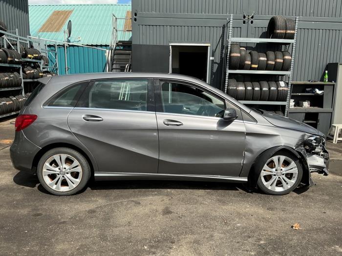 Mercedes B 1.6 B-200 BlueEFFICIENCY Turbo 16V Vehículo de desguace (2016, Metálico, Gris plateado, Gris ratón)