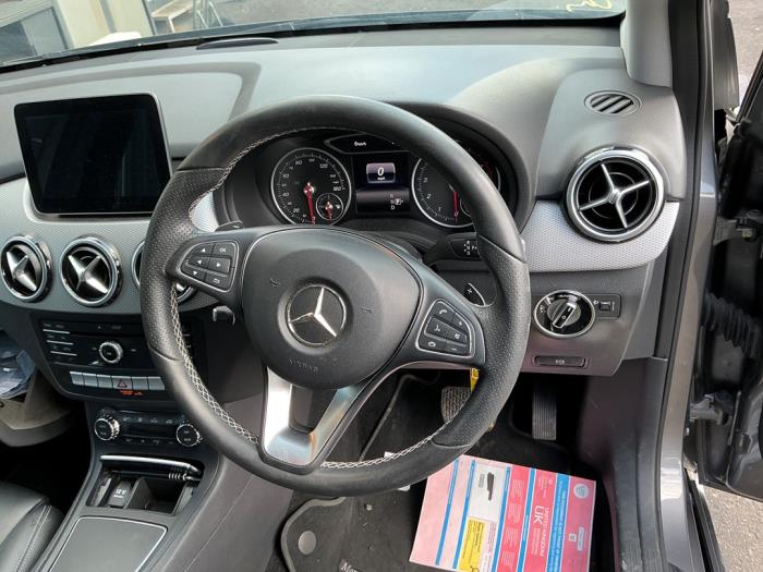 Mercedes B 1.6 B-200 BlueEFFICIENCY Turbo 16V Vehículo de desguace (2016, Metálico, Gris plateado, Gris ratón)